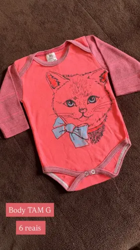 Roupas de neném menina.