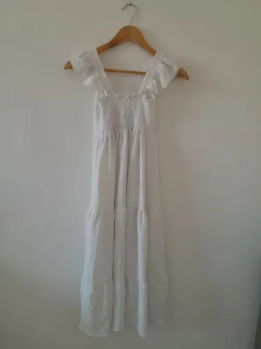 Vestido longo infantil e macaquinho.
