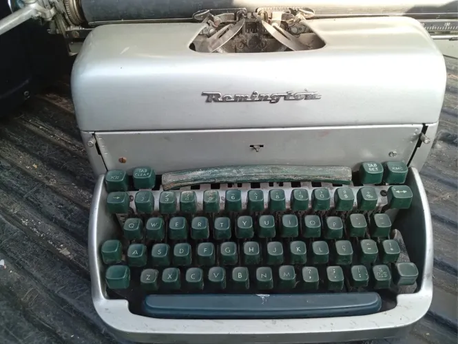 Máquina escrever Remington antiga completa em ótimo estado
