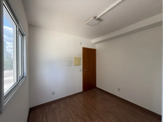 Sala Comercial 31m² com Sol da Manhã em Morada de Laranjeiras - Ventura Officer