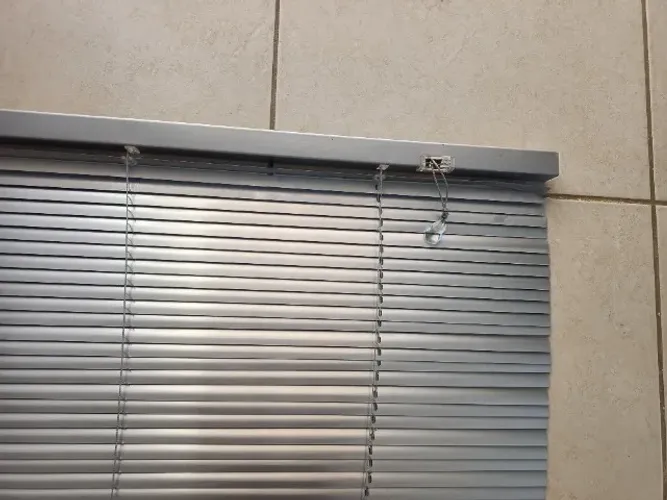 5 Persianas Vinil 145x76 cm em PVC cinza claro