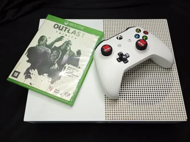 Xbox One S 500GB + Jogo Outlast Trinity