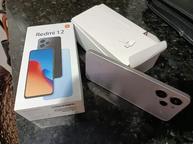 Vendo um celular Redmi 12