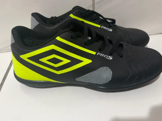 Chuteira de futebol umbro pro 5