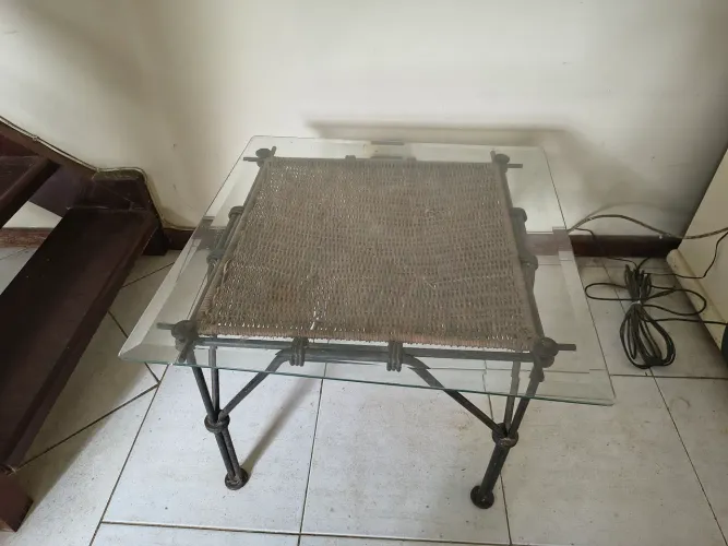 Mesinha em ferro e palha.