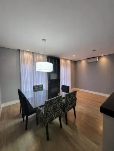 Excelente casa terrea à venda no Condomínio Villagio Medeiros.