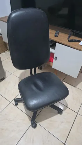  Mesa de computador, cadeira e rack