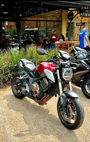 CB 650R 2022 ótimo estado! 