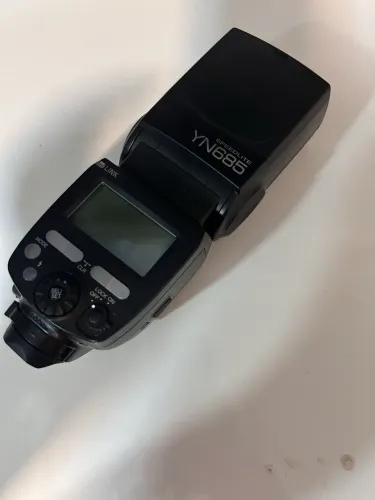 flash fotográfico Yongnuo YN685 Speedlite +carregador com pilhas