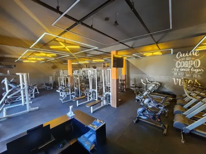 Vende academia completa com piso, moveis, iluminaçao, maquinario e cardio