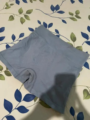 Short academia empina bumbum