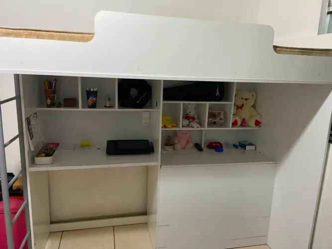Cama com escrivaninha, baú e nichos