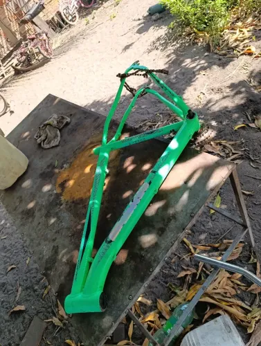 Quadro de bicicleta na cor verde vibrante pronto para ser Montado e só ser feliz
