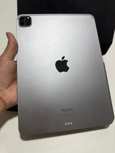 Vendo ipad 11pro 128Gb 4ªgeracao + can. + tecl.  R$6.500 troco por iphone 17 pro max 