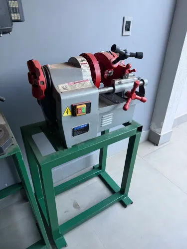 Vendo Rosqueadeira elétrica nova 