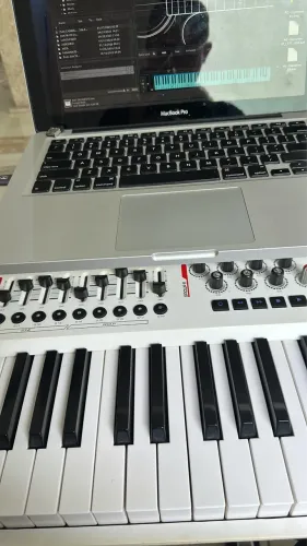 Controlador midi axiom pro 61