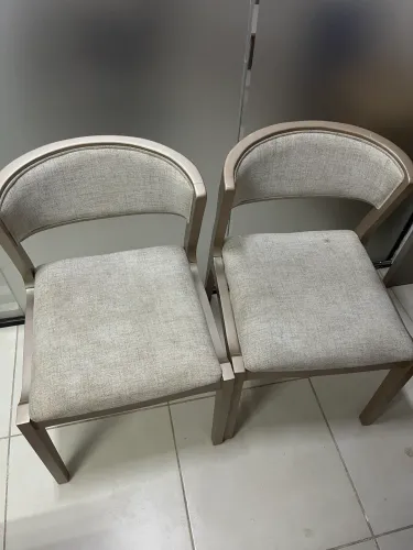 Cadeira estofada.
