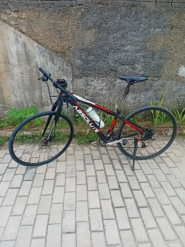 Bicicleta Absolute adaptada com os pneus finos