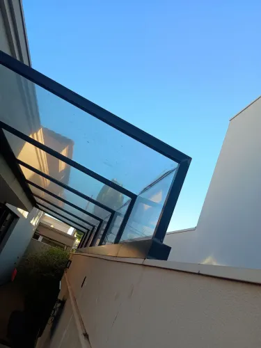 Cobertura de Alumínio e Vidro.