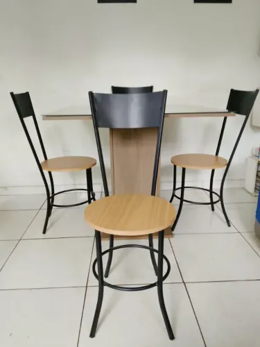 Mesa de jantar com cadeiras