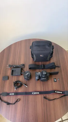Canon EOS Rebel SL2 200D com lente 18-55mm bolsa Lowepro 7500 cliques conservada