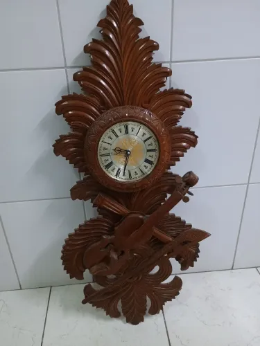 Relógio de parede de madeira entalhada para decoração
