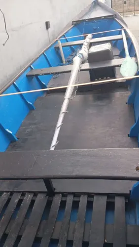 Bateira com carretinha de encalhe