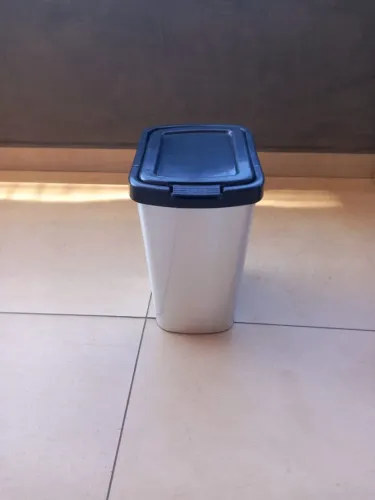 Lixeira 9 Litros prata, com tampa (mola da tampa não funciona): cabe sacola de mercado