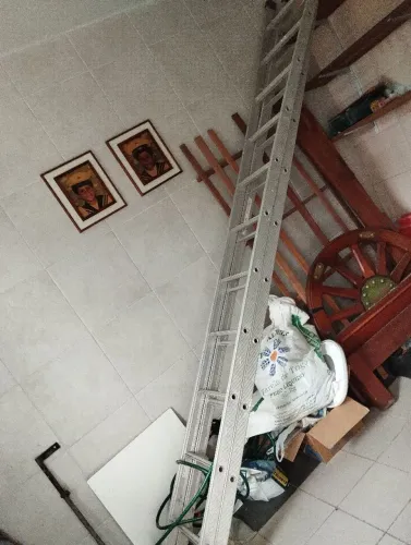 Vende _se escada grande