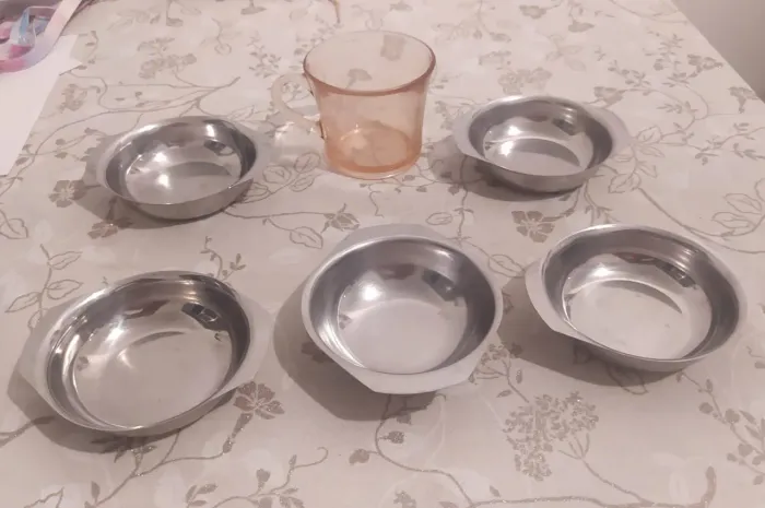 Conjunto com 5 Tigelas em INOX para Sobremesas e/ou Petiscos + Uma Xícara  DURALEX.