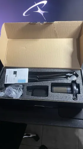Microfone de mesa com braço articulado