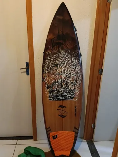 Prancha de surf 6,3 nova com capa