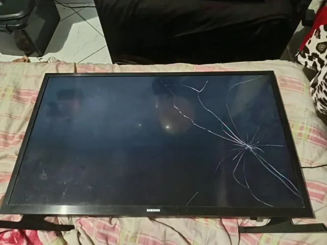 TV Samsung 32" com Tela Quebrada - Liga e Tem Áudio