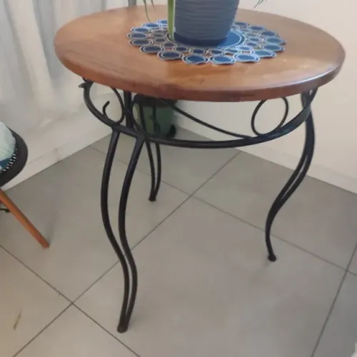 Mesa de ferro(bistrô) com tampo  0,70 cms de madeira maciça 
