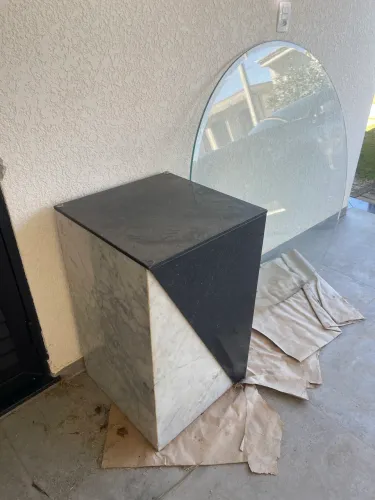 Mesa de jantar tampo de vidro e base de granito