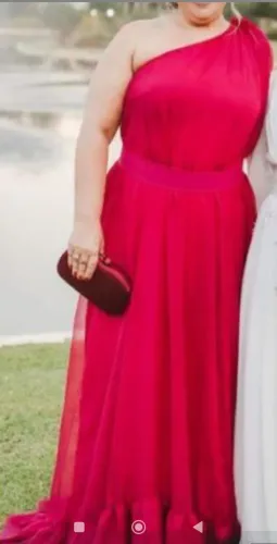 Vestido de festa em crepe fluído.