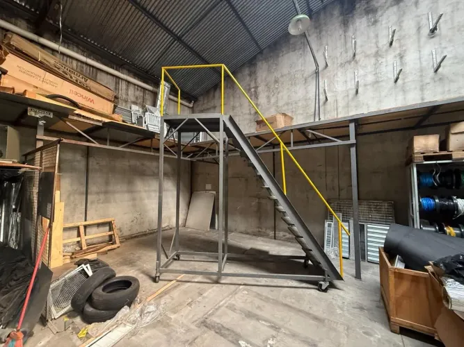 Escada em ferro suporta até 300kg