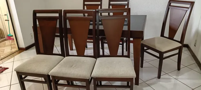 Mesa com tampo de vidro preto, tamanho 1,60x1,00m, e 6 cadeiras
