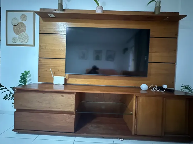 Rack com painel completo de madeira sucupira