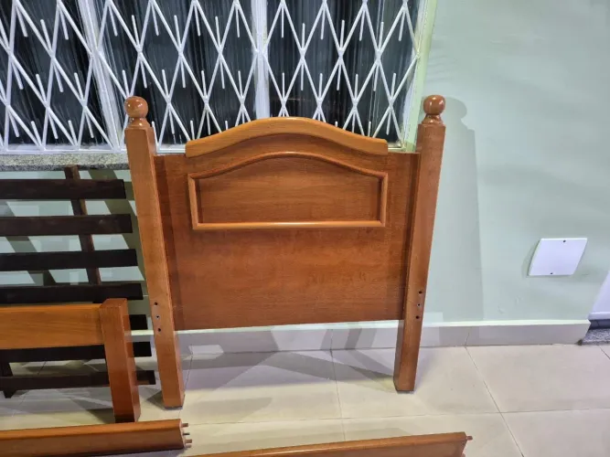 Cama de solteiro (madeira maciça)