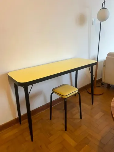 Mesa Vintage da Tok Stok - Conjunto com dois banquinhos