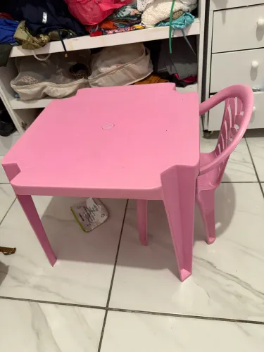 Mesa e cadeira rosa de plástico para criança pequena