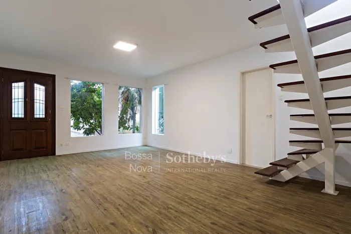 Vila fechada com duas casas e edícula próxima ao metrô Vila Madalena