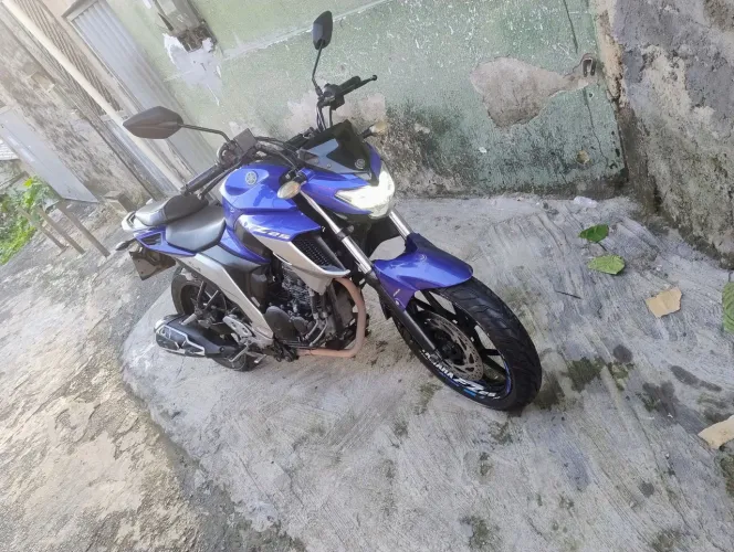 Vendo uma moto Yamaha 