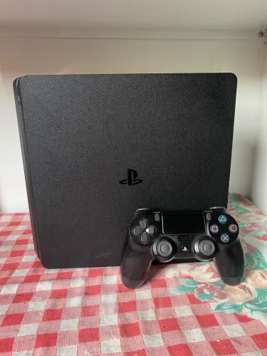 Vendo ps4 em bom estado, 2 controles e 4 jogos