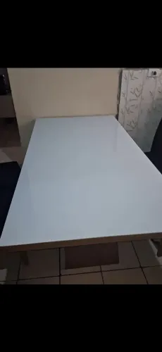 Vendo uma mesa de jantar..