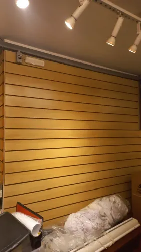 Placa canaletada slatwall 