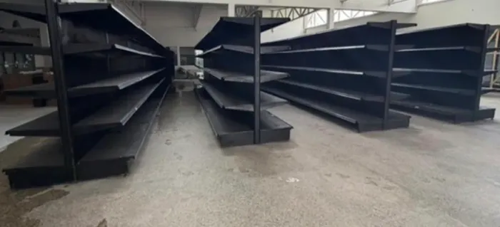 Gôndolas Reforçadas em Ótimo Estado