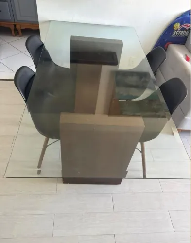 Mesa grande com 4 cadeiras