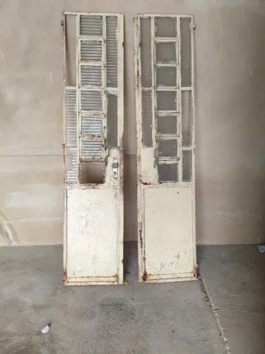 Porta de ferro 90x210, pra vir buscar.